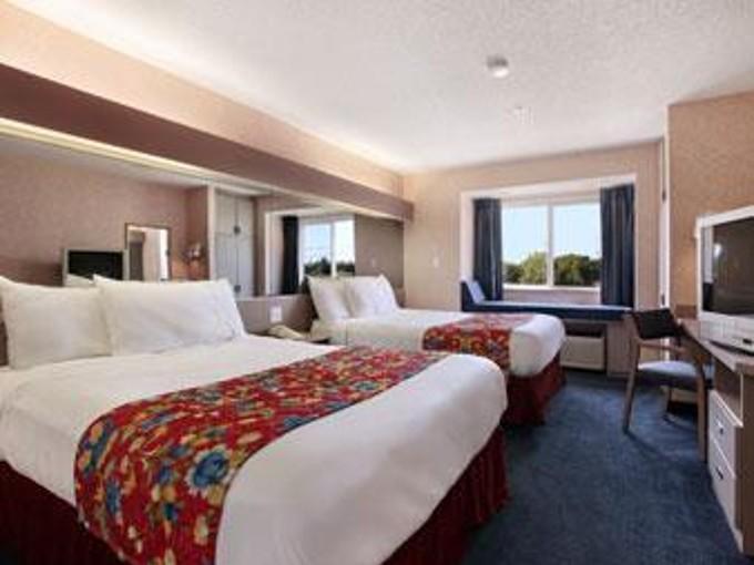 Microtel Inn By Wyndham Louisville East Room photo